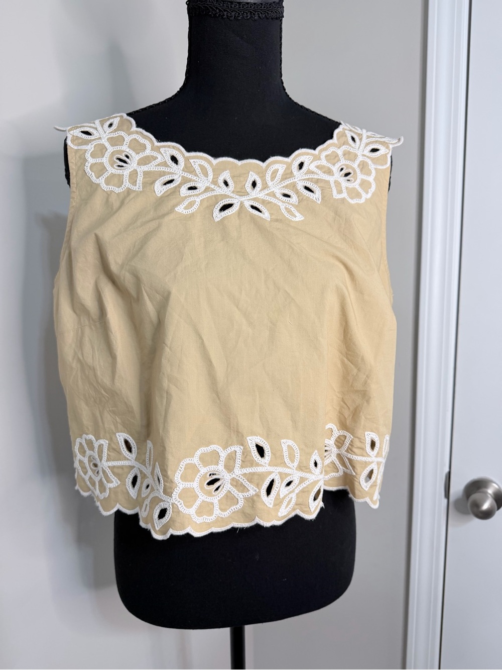 NWT LOFT Cream Sleeveless Embroidered Eyelet Crop Top